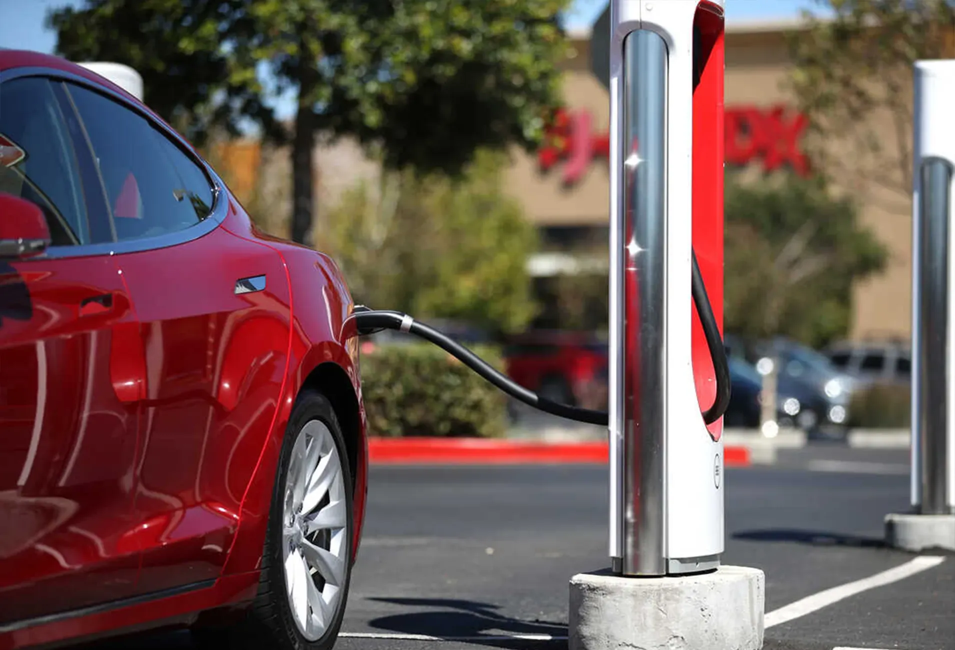 Modern elektrikli şarj istasyonu gündüz görünümü