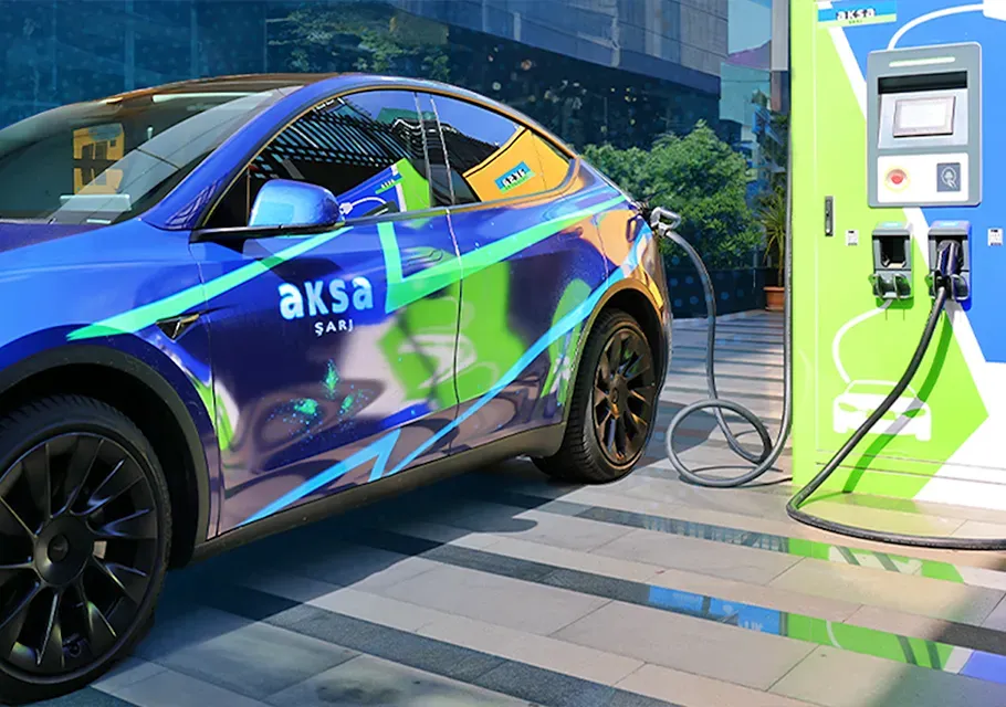 Yeşil-beyaz elektrikli araç şarj istasyonu işareti