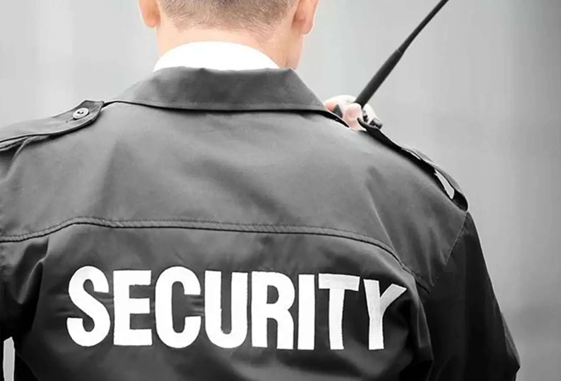 Profesyonel güvenlik görevlisi telsizle iletişim halinde