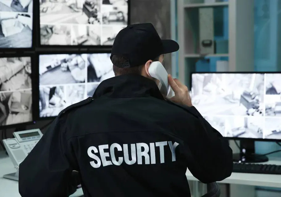 Güvenlik görevlileri devriye halinde